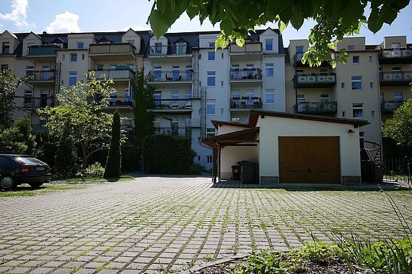Rückansicht mit Stellplatz