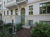 Fassade mit Vorgarten