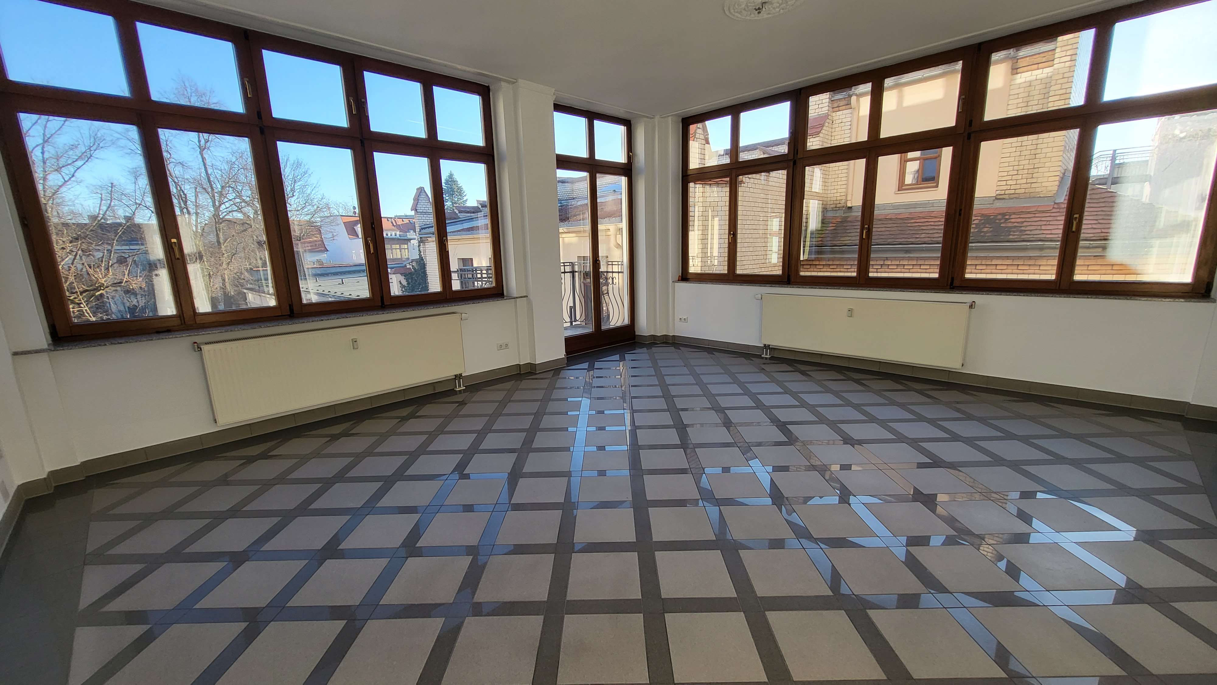 Wohnzimmer mit Balkon